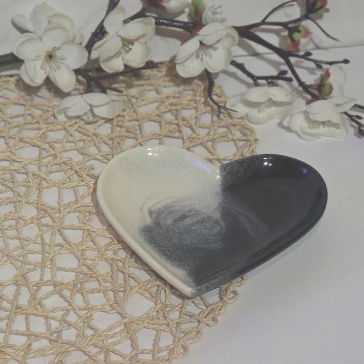 coupelle cœur Kokoro en résine époxy artisanale pour petits objets - n&b