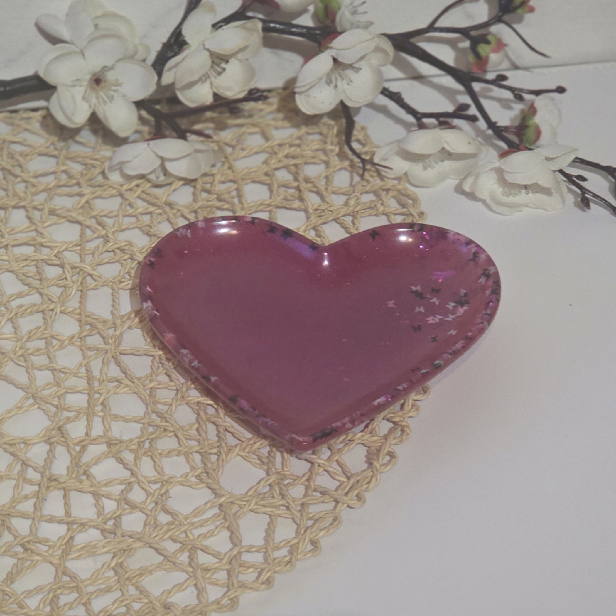 vide poche Kokoro en forme de cœur réalisé en résine époxy - papillon fuschia