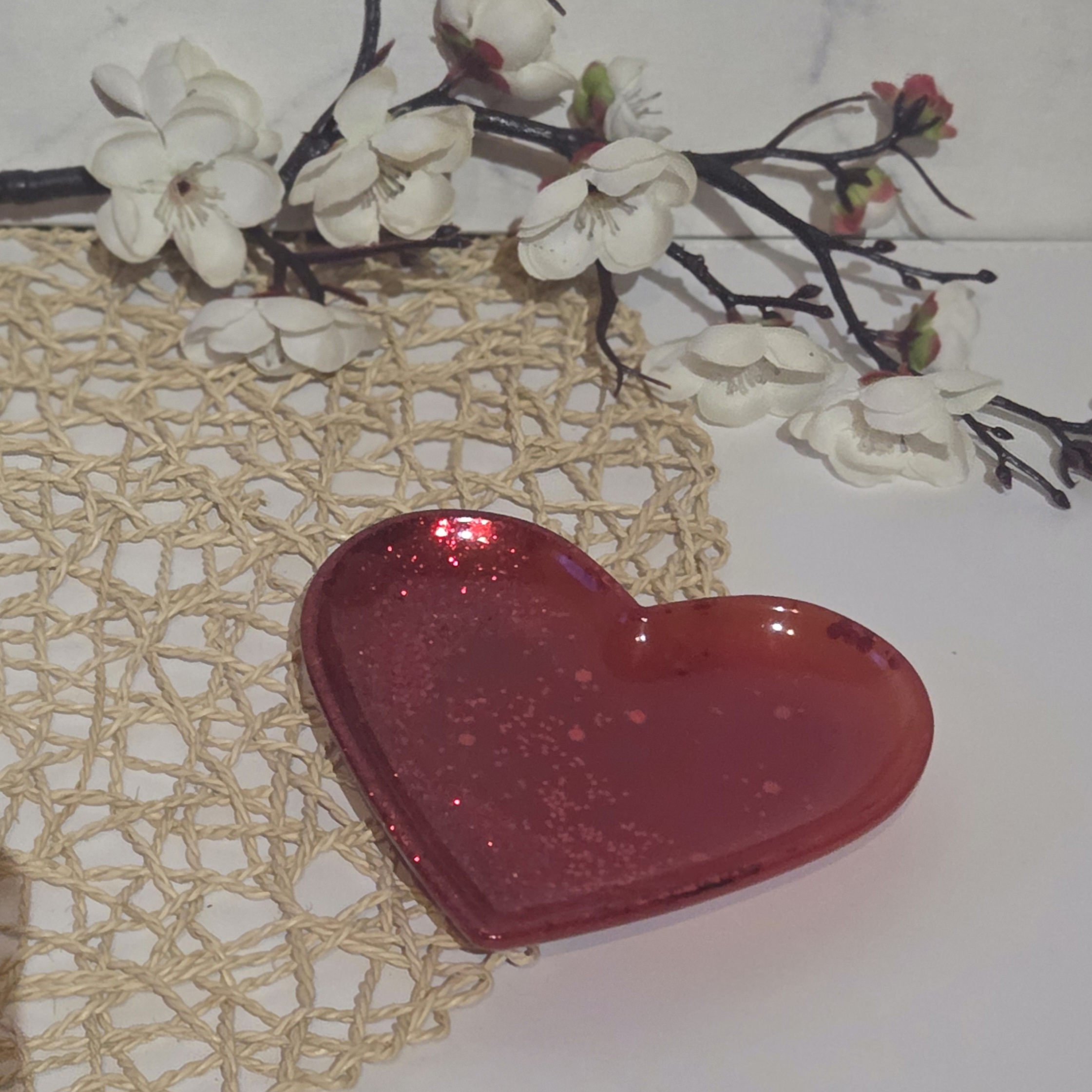 vide poche Kokoro en forme de cœur réalisé en résine époxy - rouge