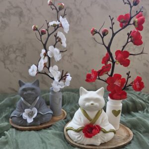 chat méditant sous fleurs de Sakura