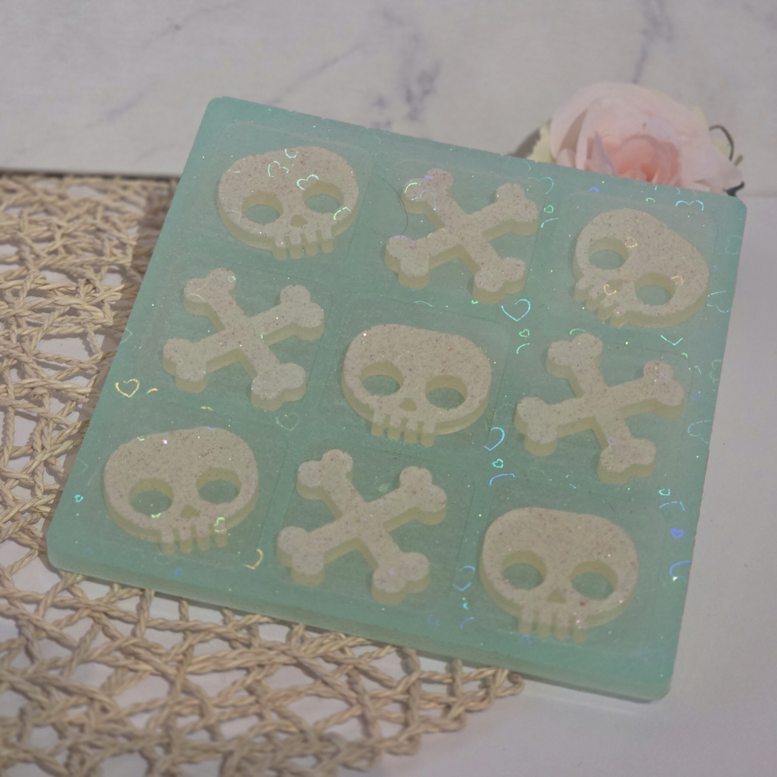 Skull Kira - Morpion en résine époxy - turquoise & crème