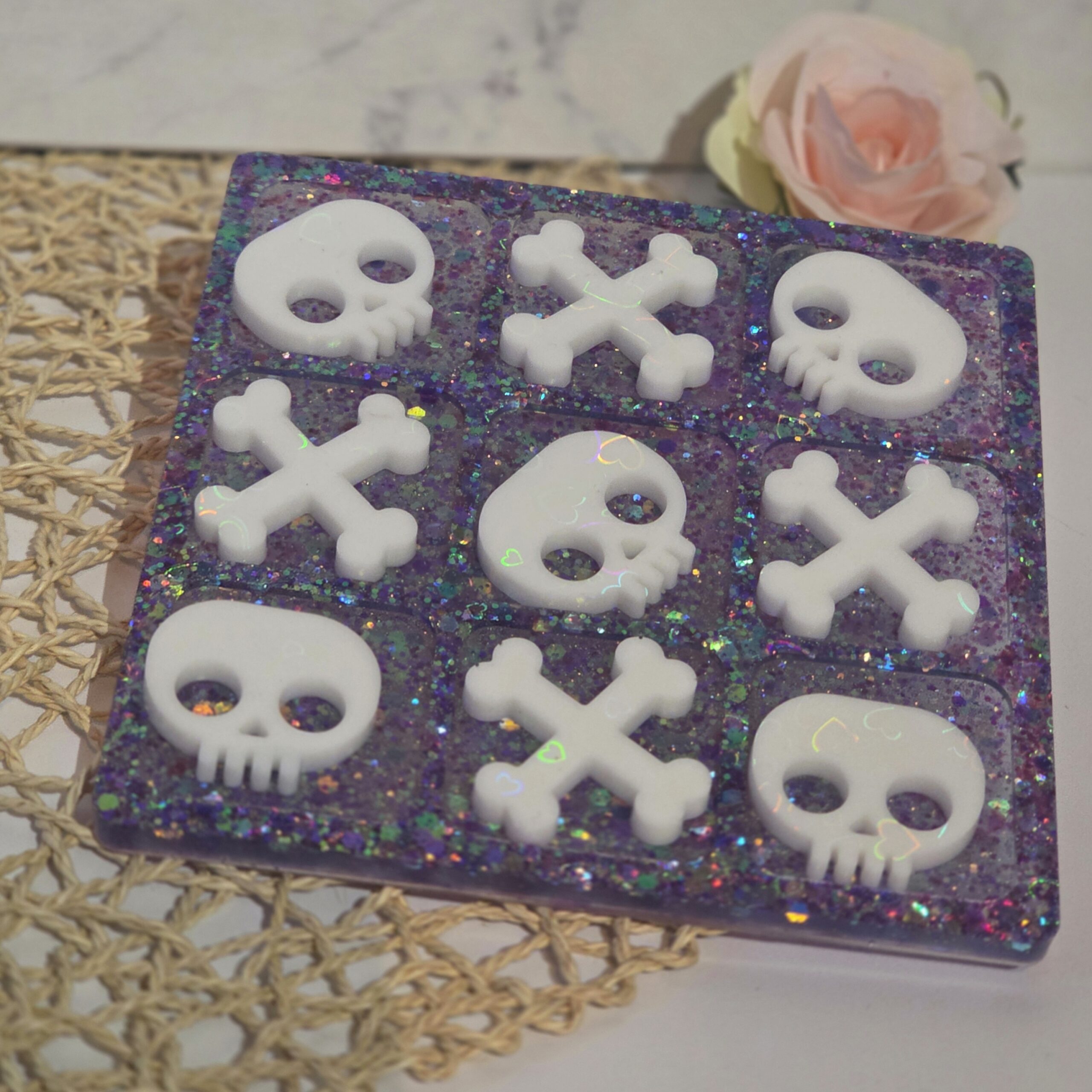 Skull Kira - Morpion en résine époxy - violet paileté & blanc