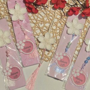 Suspension SAKURA en résine naturelle avec pompon à perles