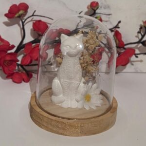 Nagomi Neko - chat en résine naturelle sous cloche avec fleurs séchées