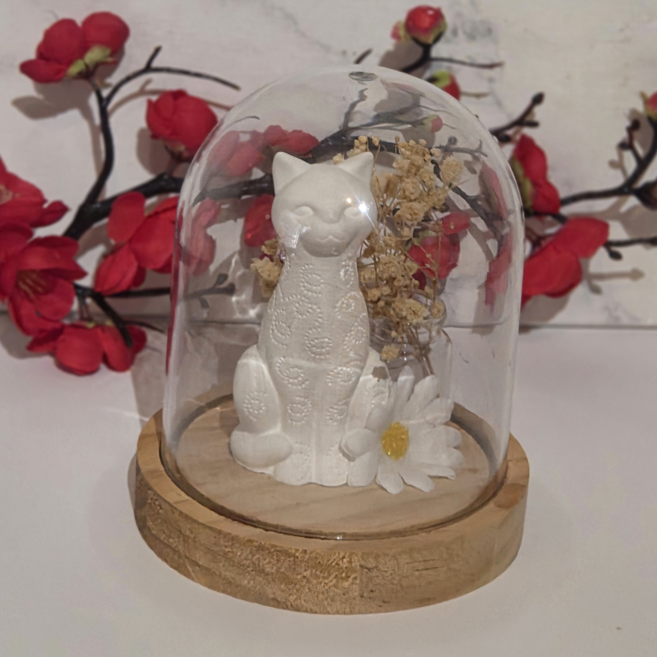 Nagomi Neko - chat en résine naturelle sous cloche avec fleurs séchées
