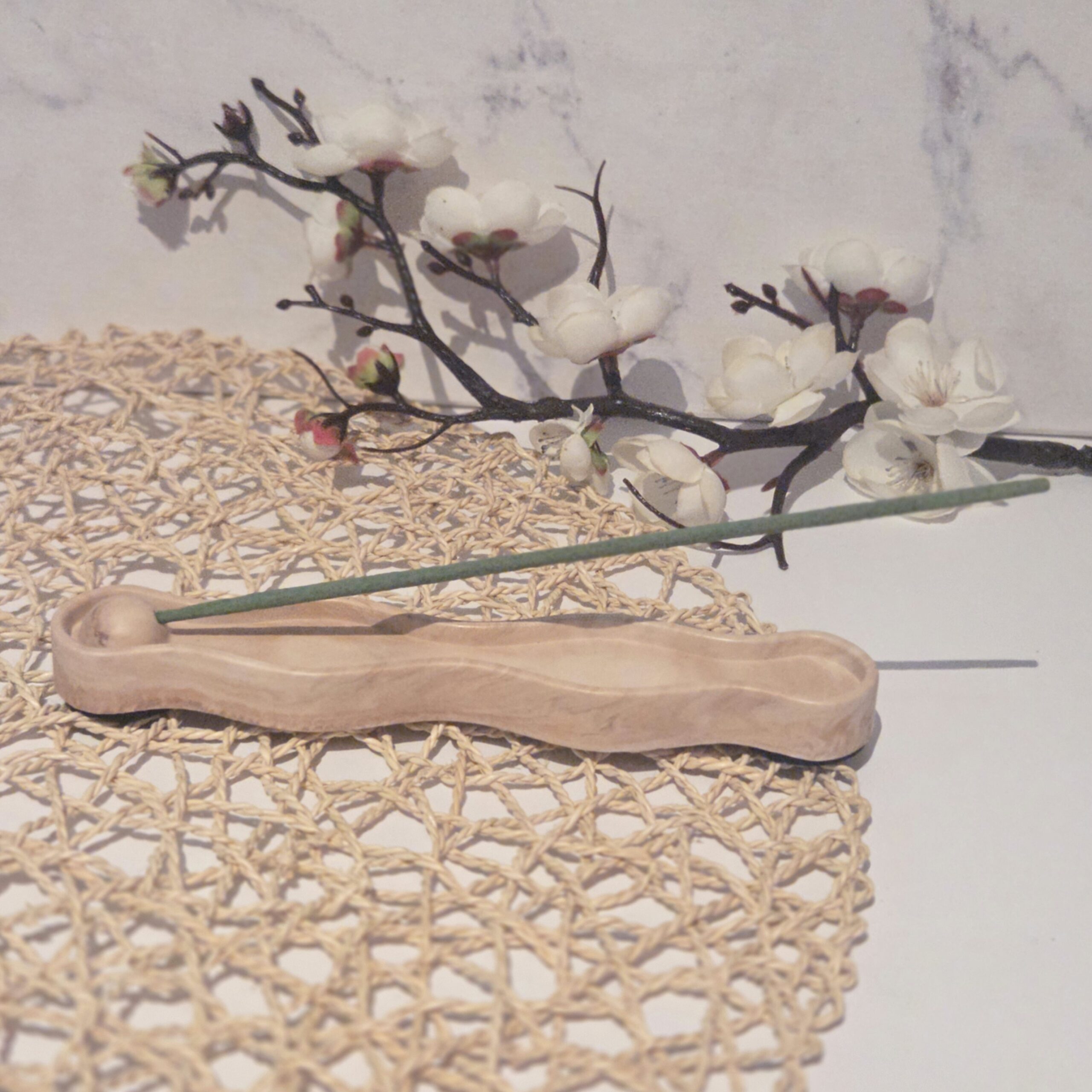 Porte-encens décoratif en résine naturelle style zen beige
