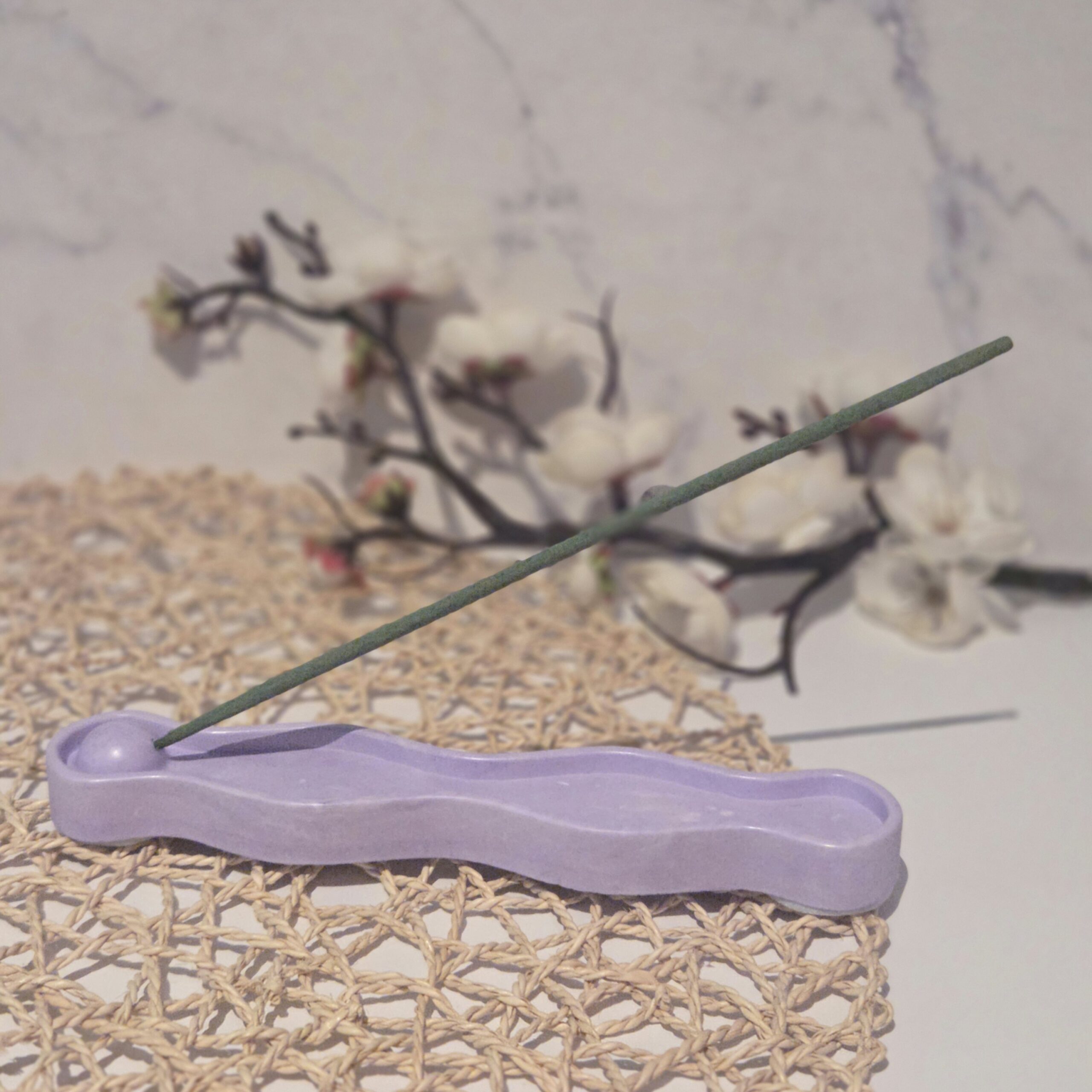 Porte-encens décoratif en résine naturelle style zen violet