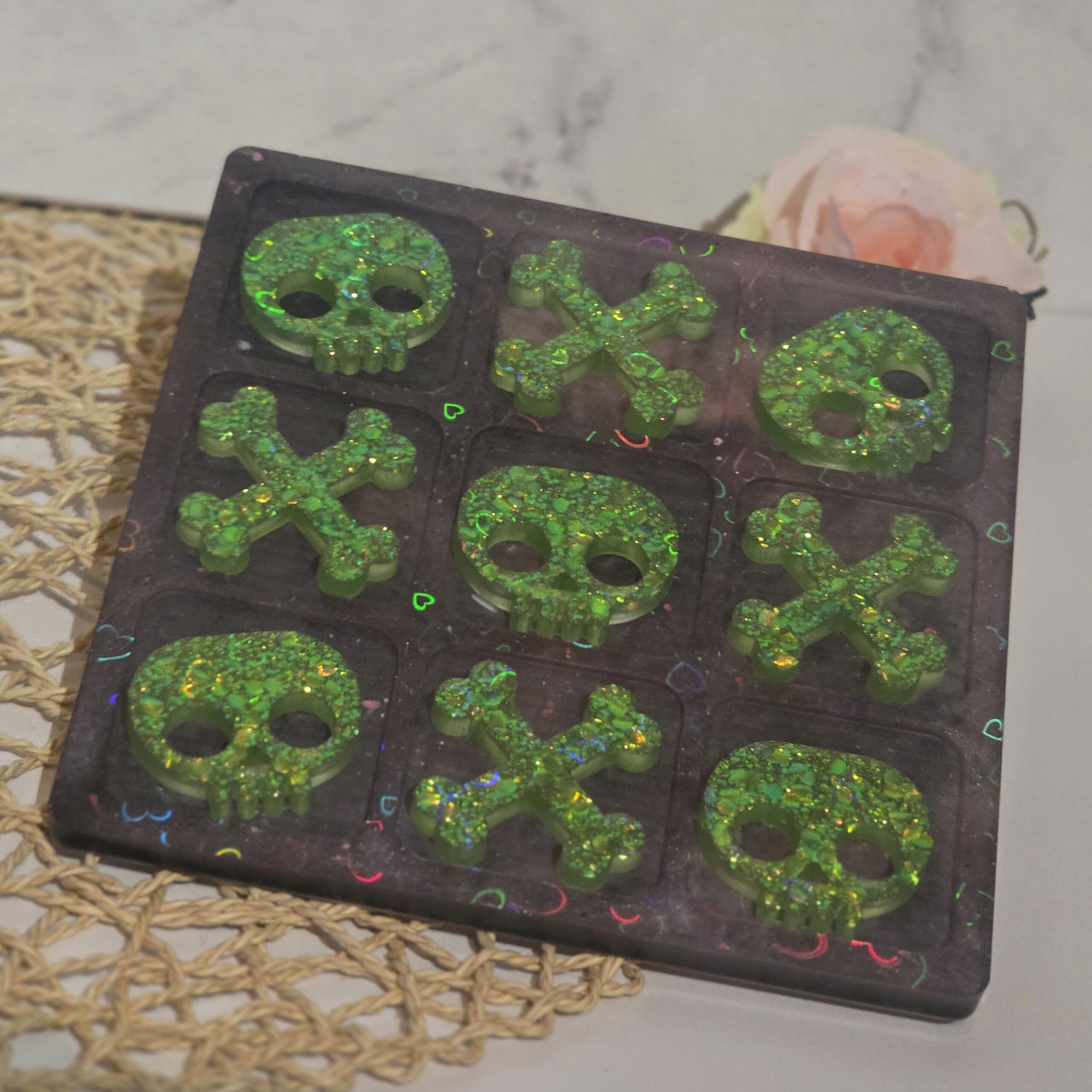 Skull Kira - Morpion en résine époxy - violet & vert