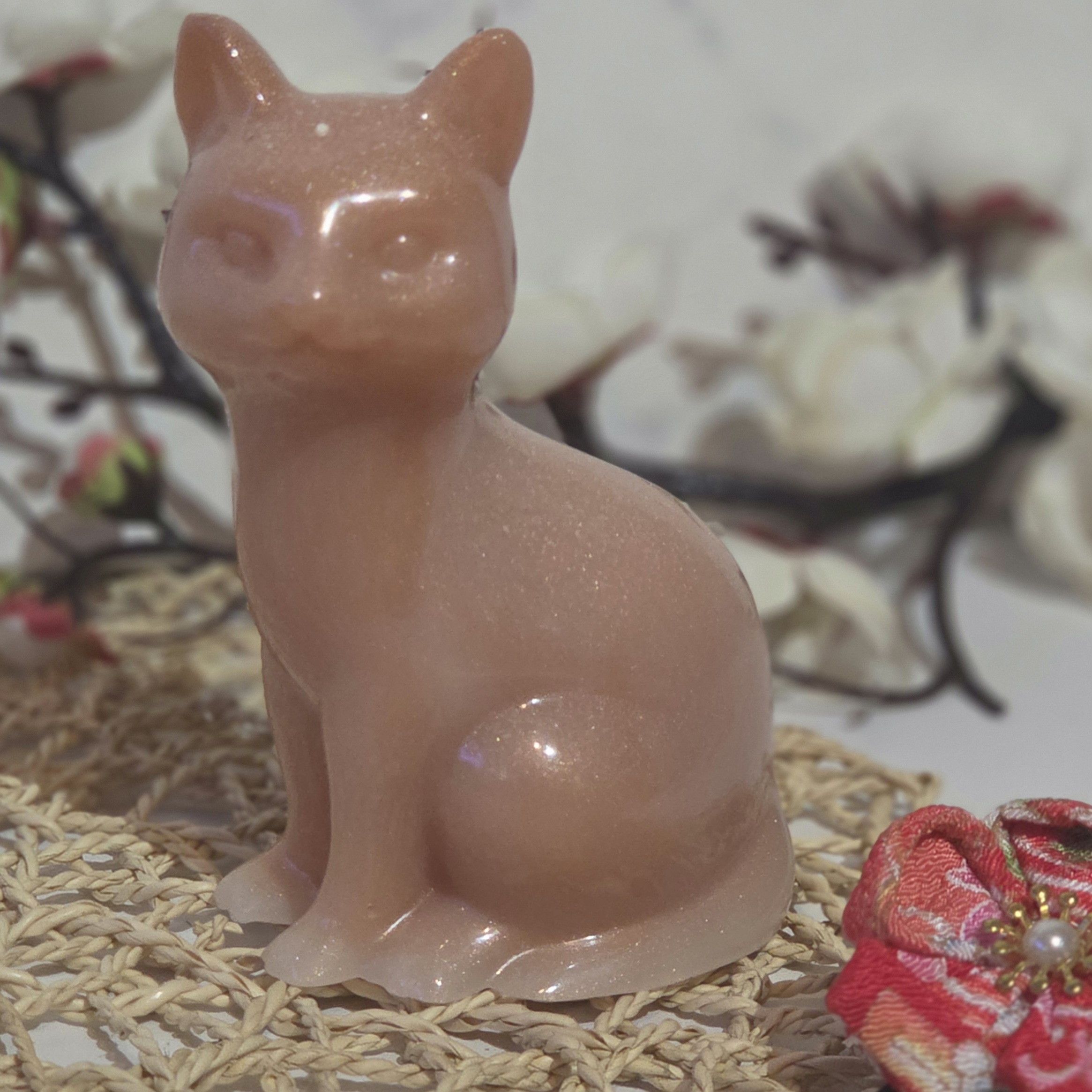 Kira Neko chat beige nacré en résine époxy