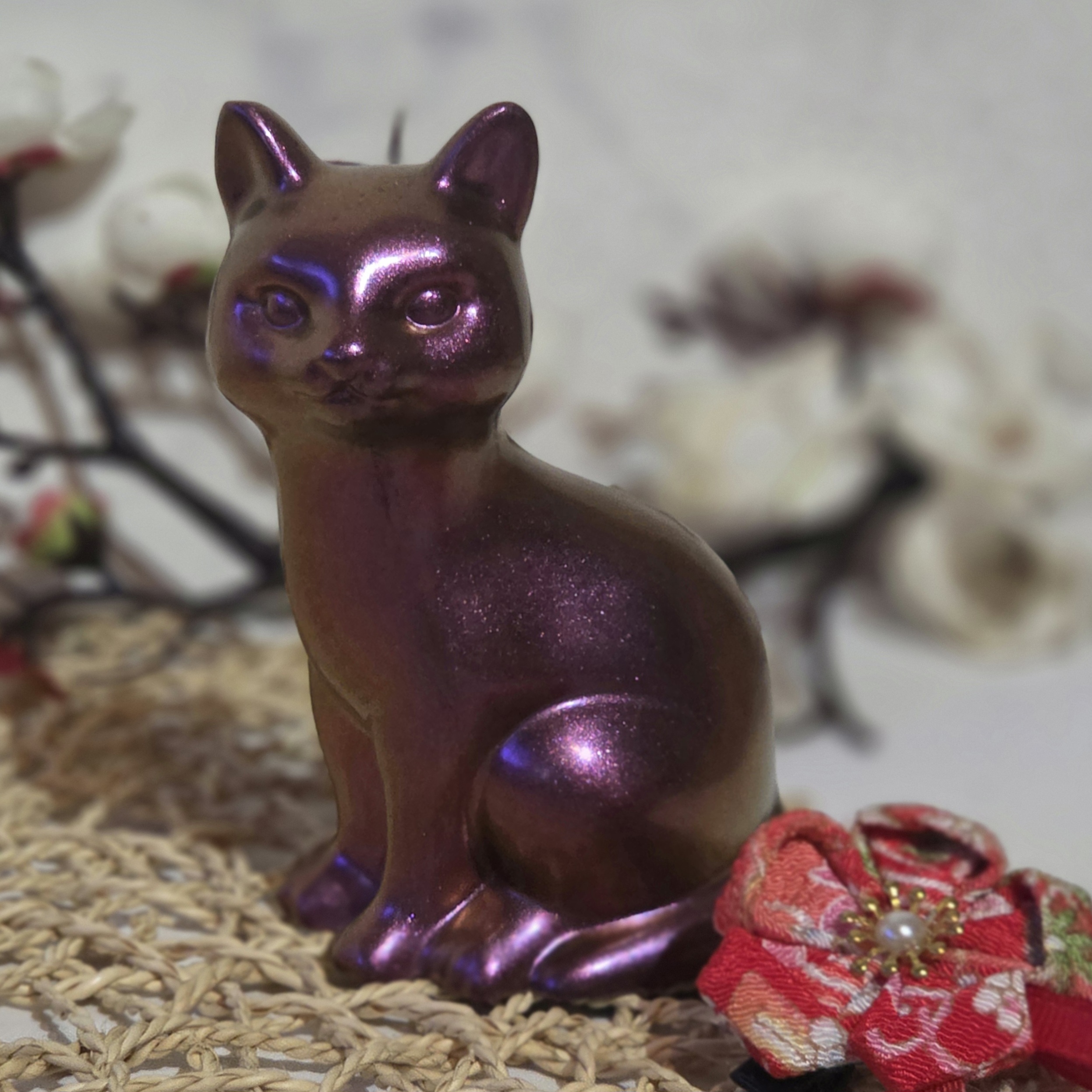 Kira Neko chat violet caméléon en résine époxy