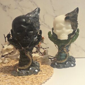 sculpture Kurokami en résine époxy réprésantant un crâne surmonté d'une tête de loup , avec chaînes décoratives .
