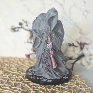 Figurine artisanale Sakura No Michi en résine naturelle avec motifs de fleurs de sakura et détails roses