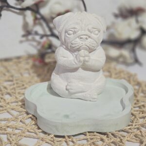 Ume Inu bouledogue méditant en résine naturelle sur coupelle fleur de prunier