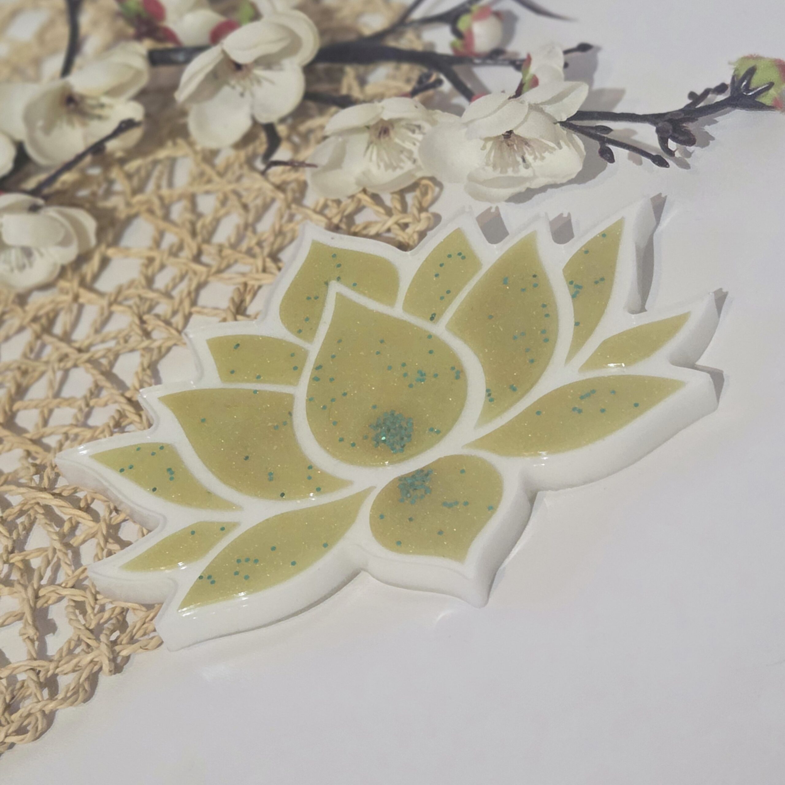 Lotus - dessous de verre en résine époxy - doré vert doux