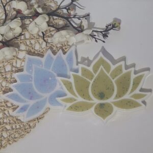 Deux dessous de verre Lotus en résine époxy bleu poudré et doré vert doux