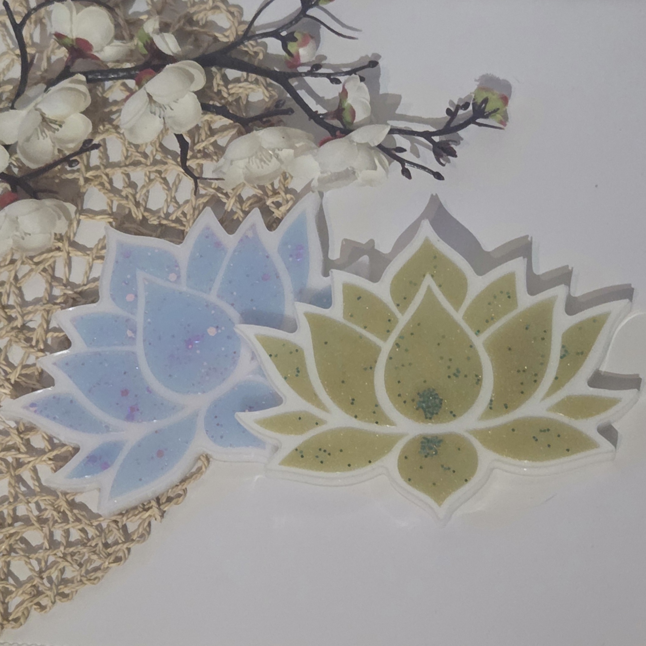 Deux dessous de verre Lotus en résine époxy bleu poudré et doré vert doux